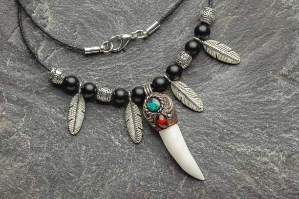 un collier fait de matériaux naturels. - animal bone stone necklace bead photos et images de collection