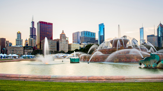 Buckingham fountain and the Chicago skyline.