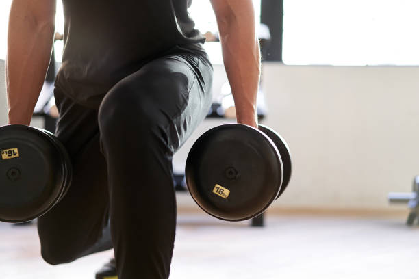 homem asiático fazendo leggings em uma academia de treinamento - weight training body building men human muscle - fotografias e filmes do acervo