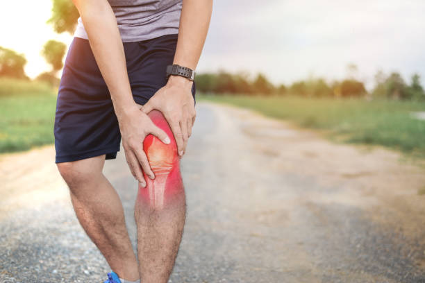 lesioni da jogging. deformarsi prima di qualsiasi esercizio., spazio coopy per il testo. - arthritis foto e immagini stock