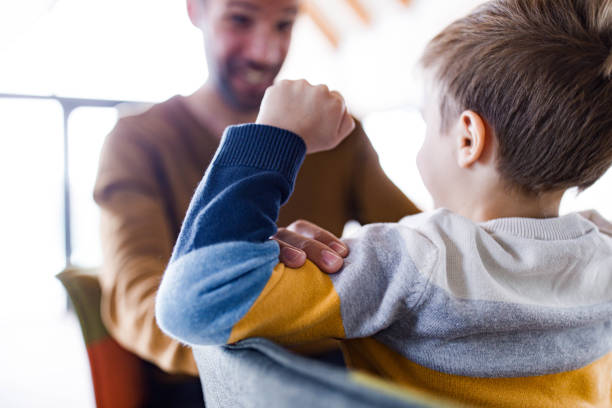 아빠, 내가 얼마나 강한 봐! - child flexing muscles little boys togetherness 뉴스 사진 이미지