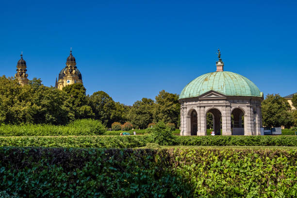 парк хофгартен с дианемпель в мюнхене, германия - diana pavilion стоковые фото и изображения