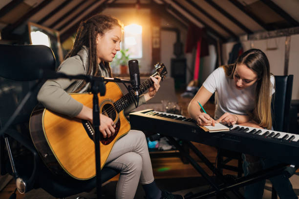 artistes féminines créatives et passionnées, préparant les nouvelles chansons de l’album dans leur studio d’enregistrement à domicile - lyricist photos et images de collection