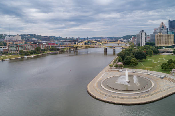 point state park and fountain a pittsburgh, pennsylvania. fort pitt bridge e cityscape in background. - pnc park foto e immagini stock