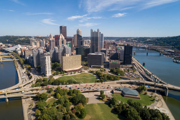 pittsburgh cityscape and business district, downtown in background. fiumi e ponti sullo sfondo. pennsylvania. - pnc park foto e immagini stock