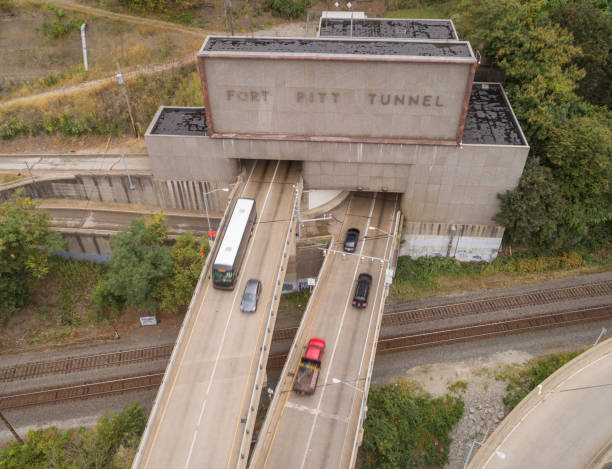 피츠버그, 펜실베이니아의 포트 피트 브리지 및 터널. 몬논가헬라 강과 배경의 도시 경관 - pnc park 뉴스 사진 이미지