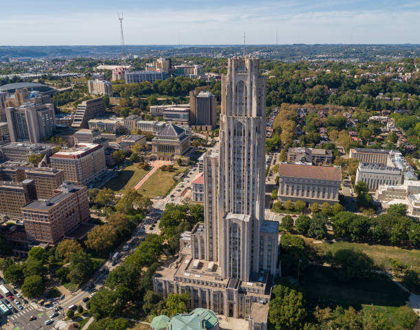 cathedral of learning, late gothic revival cathedral, at the university of pittsburgh's main campus in pittsburgh, usa. university of pittsburgh is 535 ft tall. the tallest university building - pnc park imagens e fotografias de stock