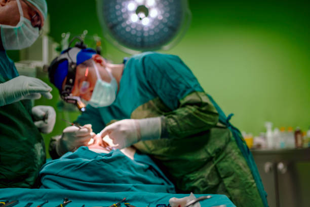 젊은 남성 성형 외과 의사는 의료 센터의 수술실에서 작동 - 코 부분 뉴스 사진 이미지