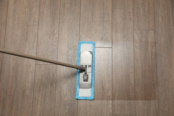 pulizia del pavimento in legno con mop, sopra la vista - chores wood wet indoors foto e immagini stock
