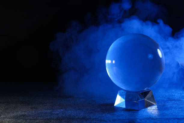 bola de cristal mágico en la mesa y humo sobre fondo oscuro, espacio para el texto. hacer predicciones - profeta fotografías e imágenes de stock