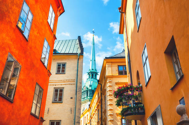 färgglad arkitektur i stockholms gamla stadsdel. - gamla stan stockholm bildbanksfoton och bilder