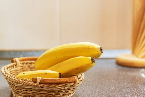 reife gelbe bananen auf einem küchentisch. - banana bunch yellow healthy lifestyle stock-fotos und bilder
