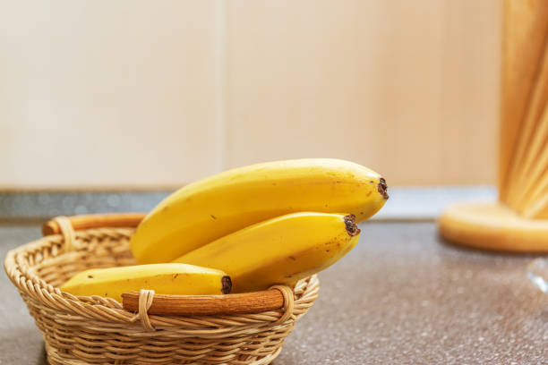 dojrzałe żółte banany na kuchennym stole. - banana bunch yellow healthy lifestyle zdjęcia i obrazy z banku zdjęć