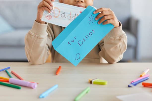 covid bezpieczny prezent dla taty - fathers day greeting card father child zdjęcia i obrazy z banku zdjęć