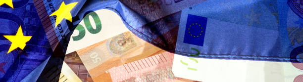 bandeira da união europeia ue e cédulas euro - greece crisis finance debt - fotografias e filmes do acervo