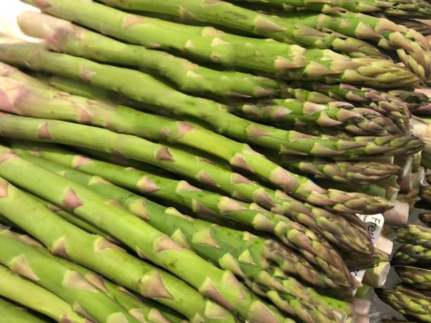close up of produce - asparagus - green asparagus imagens e fotografias de stock