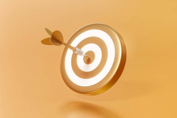 freccia d'oro mira a dartboard obiettivo o obiettivo di successo su background aziendale con concetto di realizzazione completo. rendering 3d. - dartboard target bulls eye sport foto e immagini stock