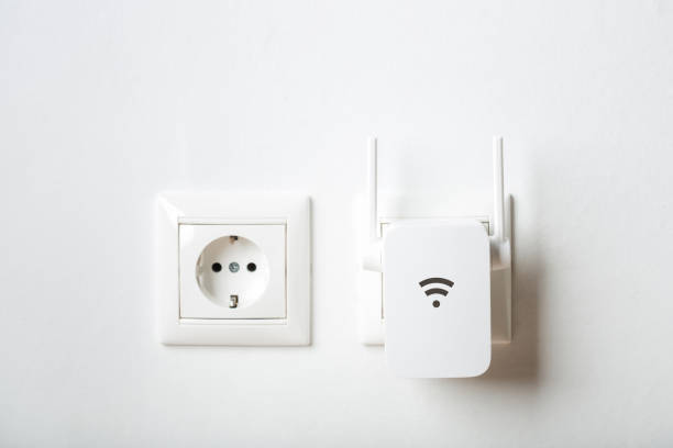 repetidor wi-fi blanco en interiores en casa en outlet. router inalámbrico - rocket booster fotos fotografías e imágenes de stock