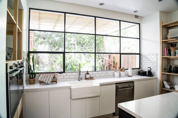 vista interna della cucina moderna con lavandino e mensola del piano di lavoro - kitchen sink foto e immagini stock