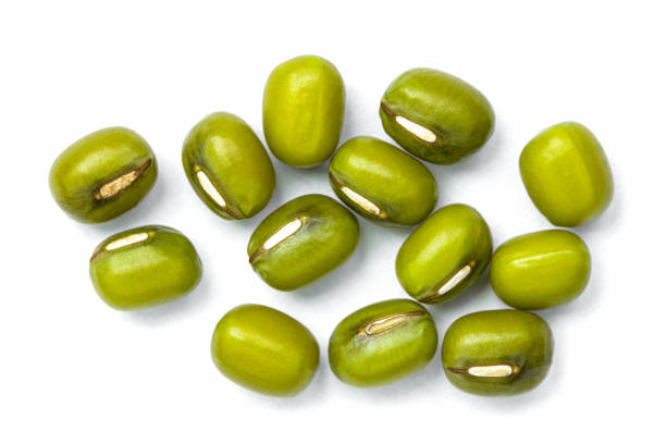 grüne mungbohnen isoliert auf weiß - mung bean stock-fotos und bilder