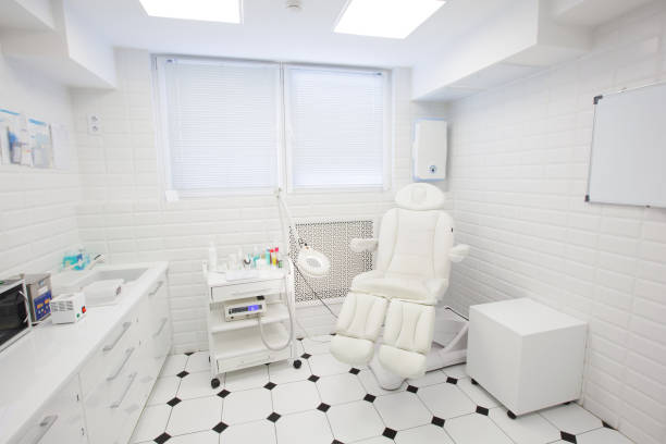 interior del cargo de podólogo, maestro de pedicura médica y manicura. diseño de salón de belleza en colores claros. - podiatrist customer service beauty spa fotografías e imágenes de stock