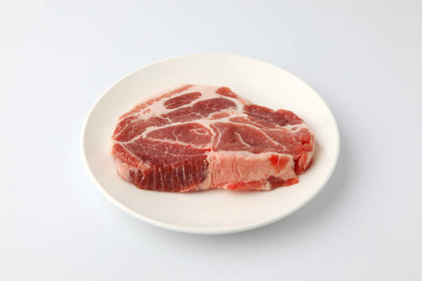 흰 배경에 고립 된 생 돼지 고기 - fillet meat portion fillet steak 뉴스 사진 이미지