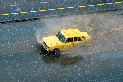 In the spring, heavy snow suddenly fell, the roads were covered with a slippery mass, cars fly in huge waves of mud splashes, it is very dangerous on summer tires