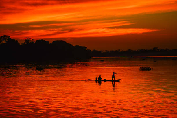 puesta de sol en un río amazónico - viaje al amazonas fotografías e imágenes de stock