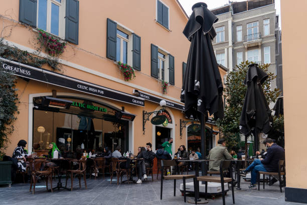 이스탄불의 스타벅스 커피 하우스. - starbucks fast food istanbul turkey 뉴스 사진 이미지