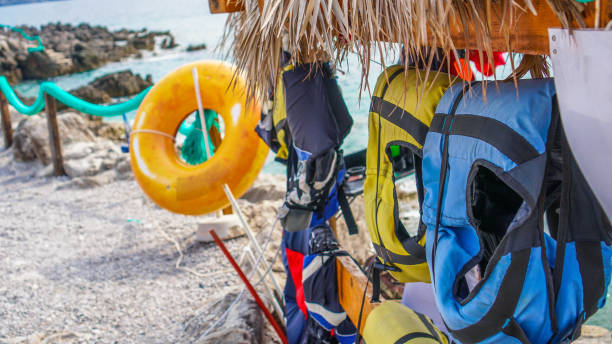 niebieskie i yelow kamizelki ratunkowe używane przez ratowników i sportów wodnych - life jacket buoy sign sky zdjęcia i obrazy z banku zdjęć