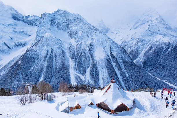 높은 산의 활강 스키 리조트, 공중 전망 - ski skiing european alps resting 뉴스 사진 이미지