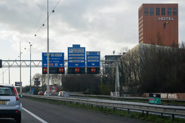 traffico all'uscita 17 sull'autostrada olandese a12 a utrecht verso i jaarbeurs - ford fiesta foto e immagini stock