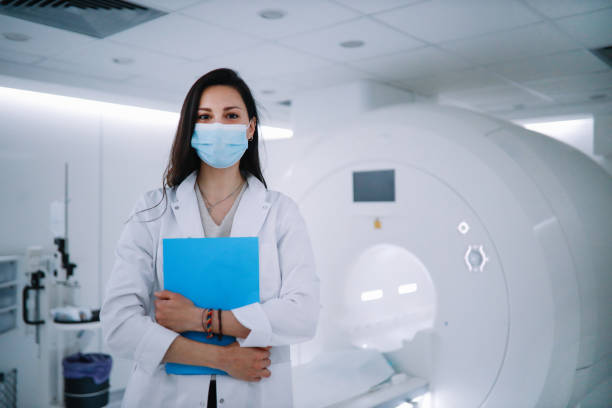 ctスキャナールームの女性医師の肖像 - mri scan cat scan cat scan machine radiologist ストックフォトと画像