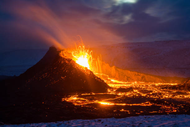 アイスランドのレイキャネスにあるファグラダルスフィヤル山のゲルディンガダリルの噴火現場 - erupting ストックフォトと画像