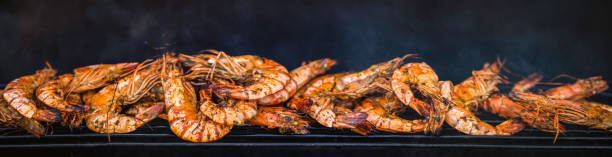 エビ、エビはバーベキュー火のストーブで焼く - shrimp grilled prepared shrimp barbecue ストックフォトと画像