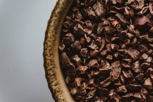 foto detallada de cocoa nibs – alimentos crudos - plumín fotografías e imágenes de stock