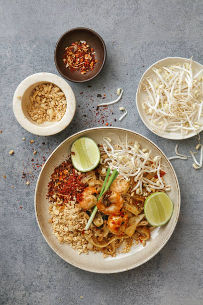 本格的なクラシックパッドタイ - thai cuisine wok food thai culture ストックフォトと画像