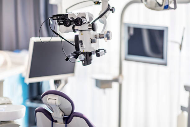 現代の装置および顕微鏡が付く歯科医院 - machine teeth 写真 ストックフォトと画像