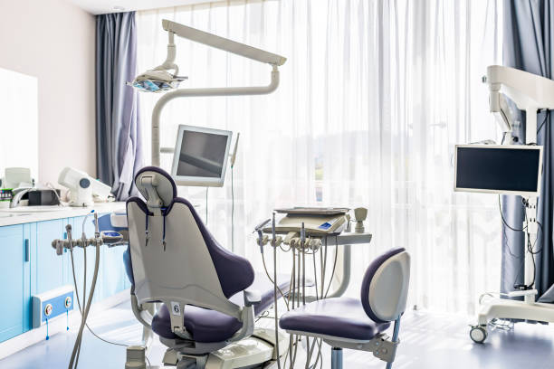 equipment in modern dentist clinic - dentists chair fotos imagens e fotografias de stock