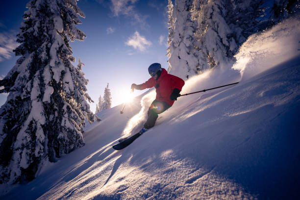 ski poudrière - skiing sports helmet powder snow ski goggles photos et images de collection