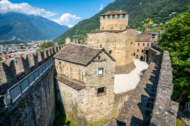malowniczy widok na zamek castello di montebello w bellinzona ticino szwajcaria - ticino canton obrazy zdjęcia i obrazy z banku zdjęć