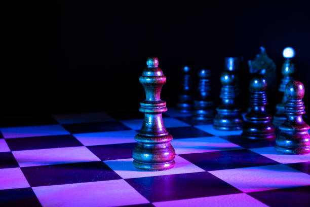 체스판에 여왕 체스 그림. 어두운 배경, 네온 스튜디오 조명 - chess king chess chess piece black 뉴스 사진 이미지