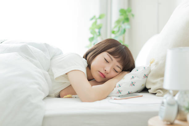 自宅で過ごす若い女性 - 睡眠 ストックフォトと画像