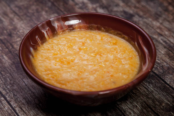 porridge di grano con latte di mandorla su sfondo legno scuro - almond bowl ceramic food foto e immagini stock