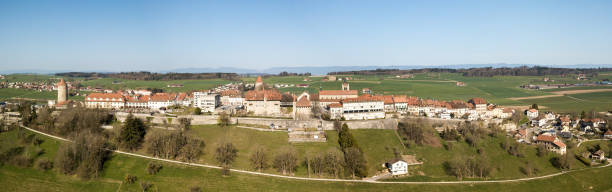 воздушная панорама изображение старого швейцарского города ромонт - fribourg canton built structure switzerland architectural styles стоковые фото и изображения