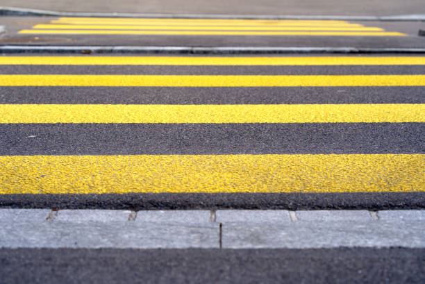 nahaufnahme gelber zebrastreifen am frühen morgen leer. - crossing zebra crossing crosswalk street stock-fotos und bilder
