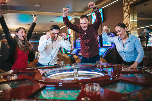 roulette game at casino - casino worker imagens e fotografias de stock