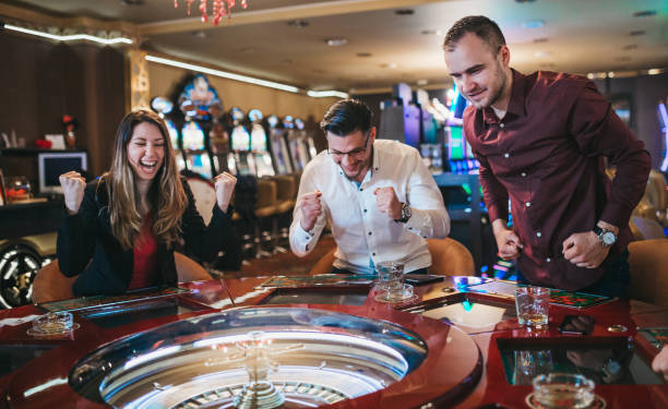 стокові фото, фото роялті-фрі та зображення на тему люди в автоматичній рулетці - casino
