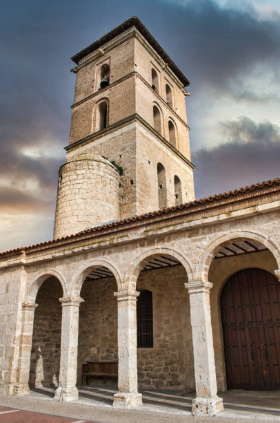 portique et clocher de style gothique mudejar du xiiie siècle de l’église paroissiale de san cipriano à fuensaldaña, valladolid - church bell tower temple catholicism photos et images de collection