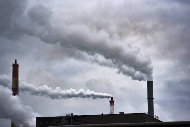 fábrica de chaminés esfumaçadas poluindo o meio ambiente e o ar. - pollution smoke stack air pollution smoke - fotografias e filmes do acervo